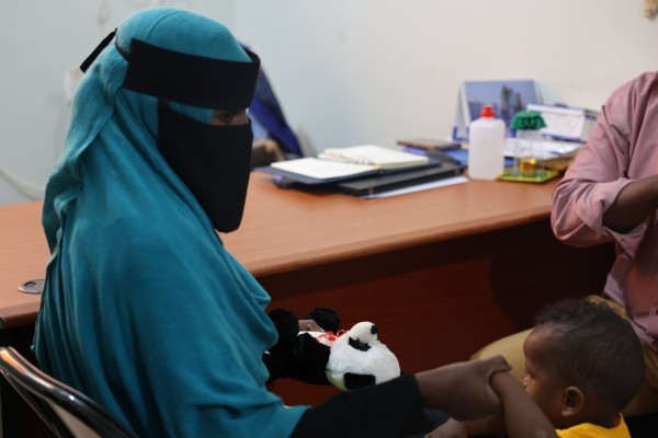 A woman and her son receive medical support and consultation at the Transit Centre in Aden, Yemen. Eva SIbanda/IOM 2023.